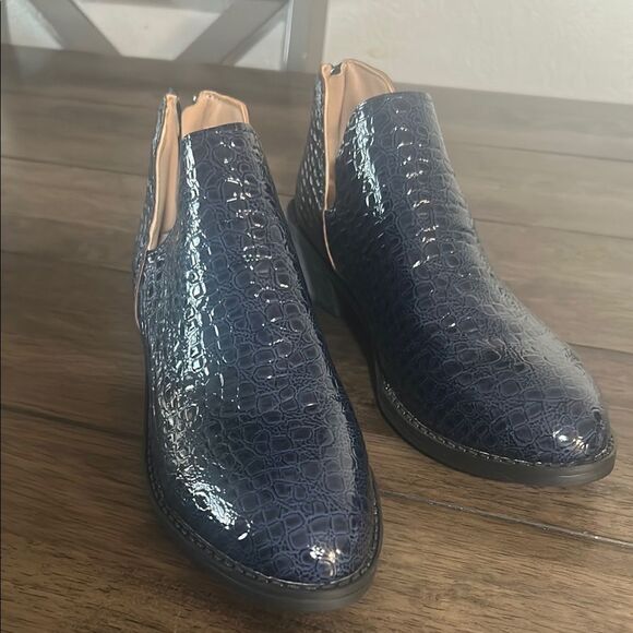Women's Blue Chelsea  casual ankle Boots with Croc Pattern  size 41 US 9 - Picture 1 of 7